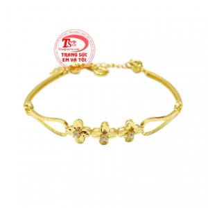 Lắc tay hoa bốn cánh may mắn được chế tác trên chất liệu vàng 10k bền đẹp, chất lượng.