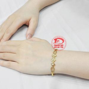 Lắc tay vàng với thiết kế tinh xảo cũng là một trong những trang sức quà tặng được phái đẹp yêu thích và mong chờ vào những dịp đặc biệt.