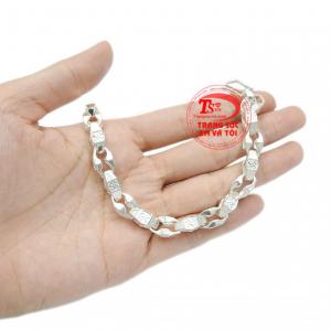 Lắc tay bạc phù hợp với nhiều kiểu trang phục khác nhau như công sở hay hay phố.