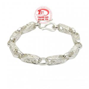 Lắc tay nam bạc độc đáo chạm khắc hoa văn tỉ mỉ mang đến phong cách thời trang riêng biệt.