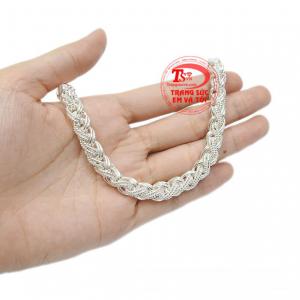 Trang sức bạc là các sản phẩm giúp kháng khuẩn, cản gió bảo vệ sức khỏe cho các cánh mày râu.