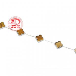 Lắc tay vàng thiết kế hình cỏ bốn lá mang đến nhiều vận may cho nữ giới.