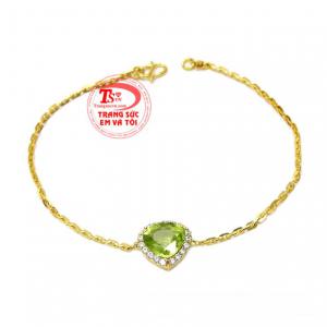 Lắc tay nữ đá Peridot được chế tác tinh xảo với điểm nhấn là viên đá Peridot thiên nhiên xanh lục.
