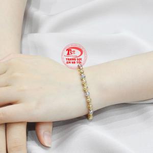 Lắc tay vàng tây cũng là sự lựa chọn tuyệt vời dành tặng cho người bạn yêu thương vào những dịp ý nghĩa.