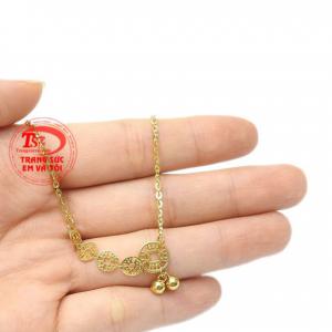 Mặt lắc tay với sự kết hợp của những đồng xu kim tiền là biểu tượng của tài lộc