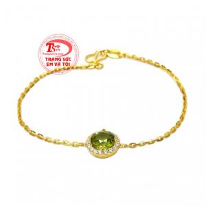 Lắc tay nữ Peridot may mắn được chế tác tinh xảo và sắc nét tạo điểm nhấn cho phái đẹp.