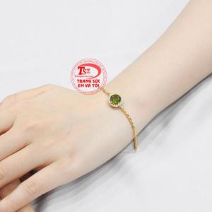 Chiếc lắc tay này giúp cho nữ giới trông nổi bật hơn và đầy nét duyên dáng. 