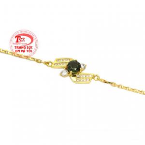 Saphir là viên đá quý được nhiều người biết đến và thường được gắn trên các sản phẩm trang sức đắt đỏ, cao cấp.