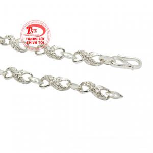 Rồng là linh vật cao quý và là biểu tượng của quyền lực, mạnh mẽ.