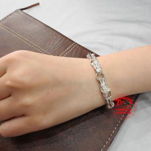 Sản phẩm đeo hợp thời trang và dễ dàng kết hợp với với nhiều kiểu trang phục.