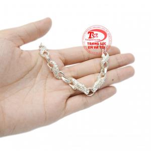 Vì vậy mà các trang sức chạm khắc hình rồng được nam giới yêu thích và lựa chọn nhiều.