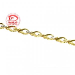 Không chỉ vậy đeo lắc tay vàng sẽ giúp các cô gái tự tin để giải quyết và đưa ra những quyết định đúng đắn. 