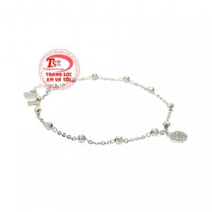 Các bạn gái có thể kết hợp chiếc lắc tay này cùng nhiều kiểu trang phục khác nhau.