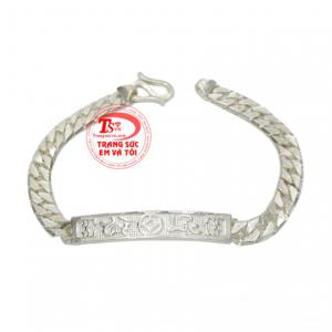 Lắc tay trẻ em tài lộc được chạm khắc tỉ mỉ mang đến vẻ thời trang cho các bé. 