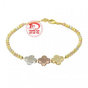 Lắc tay vàng may mắn được chế tác tinh tế hình cỏ bốn lá tạo vẻ xinh xắn cho sản phẩm.