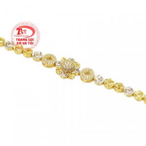 Lắc tay cũng dễ dàng kết hợp với nhiều kiểu trang phục tạo nên nét cuốn hút, nổi bật của các cô nàng hiện đại.