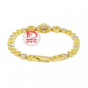 Sản phẩm với đường nét chế tác tinh xảo mang lại sự thanh lịch và phong cách cho người đeo. 