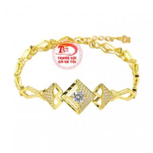Lắc tay vàng nữ sang trọng hiện đang là sản phẩm mới được ưa chuộng gần đây.
