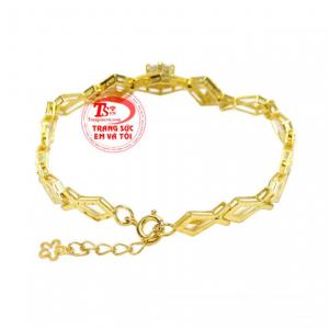 Sản phẩm toát lên cá tính và phong cách thời trang khi kết hợp cùng trang phục công sở.