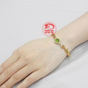 Với điểm nhấn là viên peridot viên đá của sự sung túc, may mắn và niềm vui trong cuộc sống càng tăng thêm giá trị cho sản phẩm. 