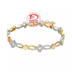 Lắc tay vàng tây cá tính được chế tác bằng vàng 18k tinh xảo, sắc nét.