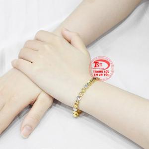 Lắc tay vàng tây tinh tế tôn vinh vẻ đẹp người phụ nữ Việt.