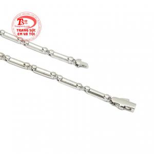 Lắc tay vàng trắng tinh tế sẽ giúp bạn tỏa sáng và tràn đầy tự tin