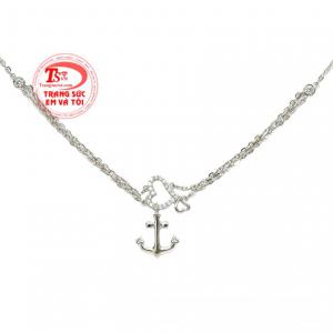 Có lẽ chiếc lắc tay này là món quà đong đầy yêu thương để dành tặng cho người con gái ấy. 