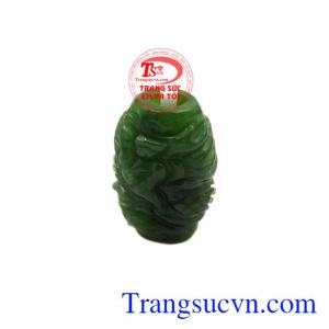 Lu thống Nephrite chạm khắc rồng được chế tác công phu, tinh tế có thể đeo dây hoặc bọc vàng