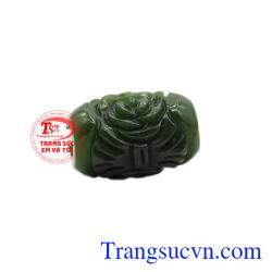Đá Nephrite hay còn gọi là ngọc bích thời xưa được nhiều quan lại, quý tộc ưa chuộng, thể hiện sự giàu có, sung túc