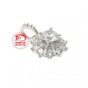 Sản phẩm có thể kết hợp cùng dây chuyền bạc mang lại vẻ thanh lịch và vô cùng hợp thời trang.