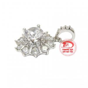 Chiếc mặt dây này phù hợp để kết hợp cùng những bộ váy nữ tính tôn lên nét đẹp của phái đẹp. 