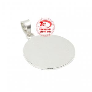 Để dành tặng các bé, cha mẹ có thể khắc tên con cùng ngày tháng sinh của bé. 