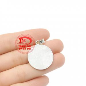 Với các bạn trẻ có thể lựa chọn các hình độc đáo hoặc khắc tên người yêu để làm trang sức đôi.