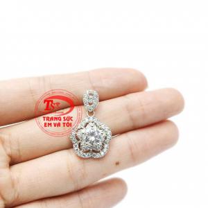 Mặt dây bạc rạng rỡ nhận đặt chế tác theo yêu cầu, bảo hành chu đáo, giao hàng toàn quốc.