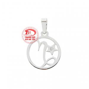 Mặt dây chữ tinh tế được chế tác từ vàng trắng 18k bền đẹp.