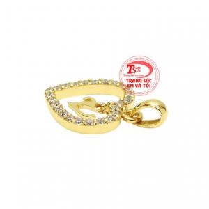 Sản phẩm được chế tác từ vàng tây 14k bền đẹp với thời gian.