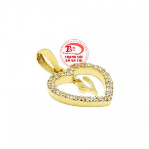 Mặt dây hợp xu hướng, trẻ trung dễ dàng kết hợp cùng nhiều kiểu trang phục.