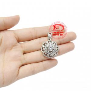 Để trở thành tâm điểm phái nữ có thể kết hợp cùng các bộ đầm dạ hội sẽ càng làm toát lên vẻ sang trọng và đầy kiêu sa của mình.