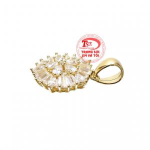 Kết hợp vàng tây 10k cùng với đá cz tạo nên chiếc mặt dây cuốn hút ngay từ cái nhìn đầu tiên. 