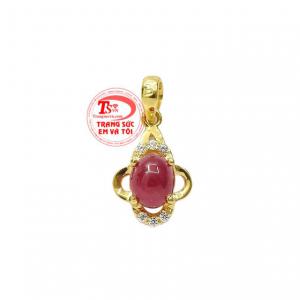 Mặt dây ruby nhỏ xinh được chế tác với kiểu dáng lạ mắt, hợp thời trang.