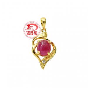 Mặt dây ruby tinh tế được chế tác từ vàng tây 14k cùng đá ruby thiên nhiên.