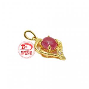 Các chi tiết mềm mại, ôm trọn lấy viên đá tạo cảm giác yên bình.