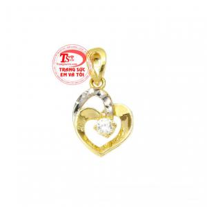 Mặt dây trái tim đong đầy được thiết kế tinh tế mang lại vẻ hoàn mĩ cho sản phẩm.