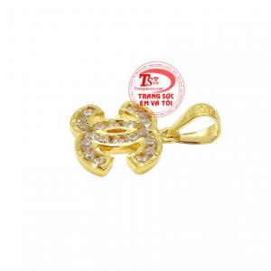  Các đường nét phay sáng kết hợp cùng những viên đá cz lấp lánh giúp cho mặt dây trở nên nổi bật hơn.