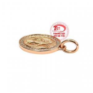 Hình ảnh Đức mẹ ban ơn hiền từ, phúc hậu giúp người đeo cảm thấy bình an hơn.