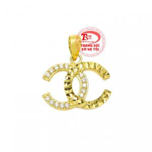 Mặt dây vàng tây tinh tế kết hợp cùng dây chuyền vàng mang đến vẻ thời trang cho người đeo.