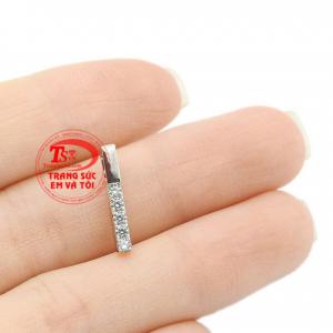 Mặt dây vàng trắng duyên dáng là món quà nhỏ xinh để dành tặng cho người con gái thân yêu.