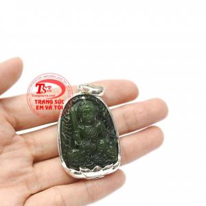 Mặt nephrite bọc bạc tuổi mão có thể kết hợp cùng dây chuyền bạc hoặc dây da, dây cao su bọc bạc.