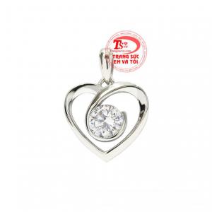 Mặt nữ vàng trắng trái tim với điểm nhấn là viên CZ chạm khắc tỉ mỉ tạo vẻ lấp lánh và nổi bật cho người đeo. 